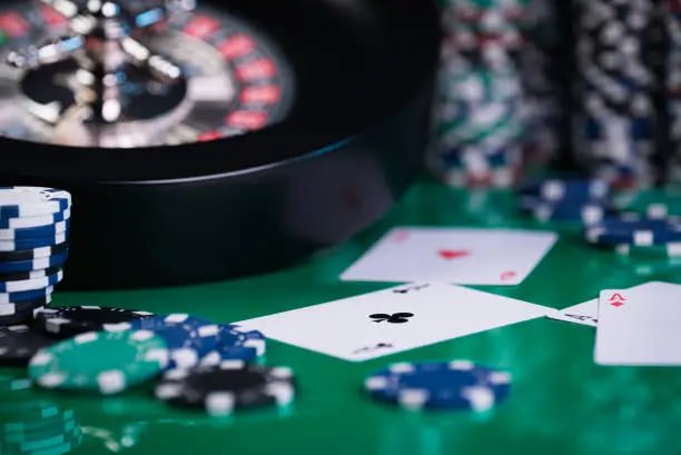 Simbol-simbol utama Wolf Gold di batre4d menampilkan serigala, bulan purnama, dan elemen alam liar